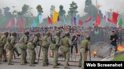 Đặc công, bộ đội, công binh, cảnh sát... tham gia buổi diễn tập quy mô lớn về chống khủng bố, cứu con tin và ngăn chặn biểu tình, bạo loạn. (Ảnh chụp từ trang web của Tuổi Trẻ).