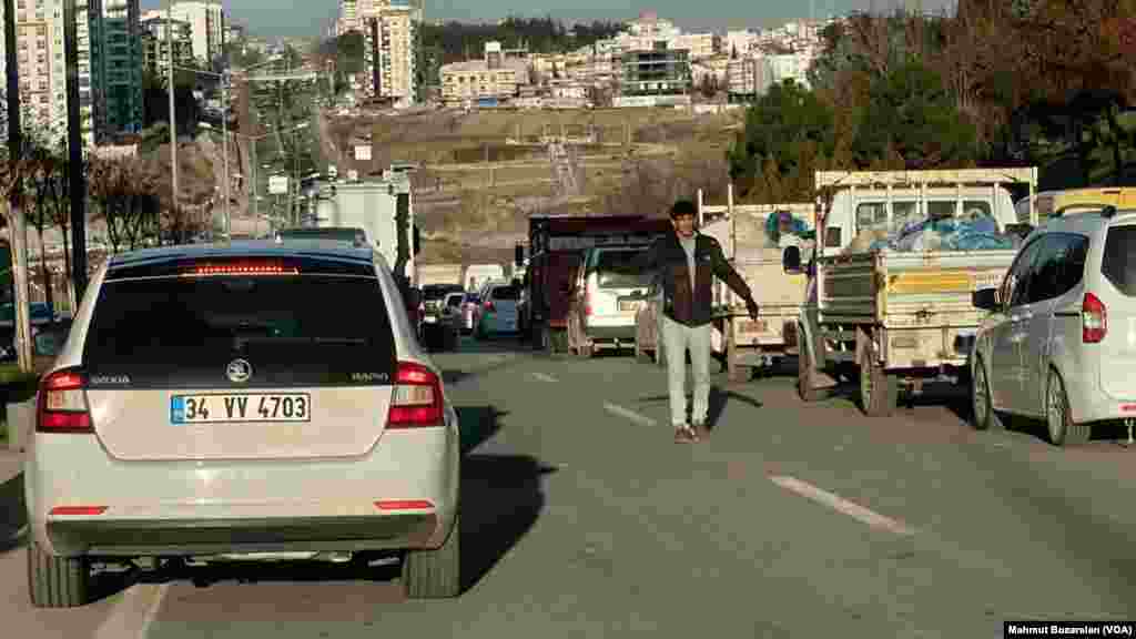 Gönüllüler ana caddelerde ambulans ve kurtarma ekiplerine yol açmak için çalışıyor.