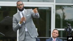 Foto Achiv: LeBron James pran la pawol nan seremoni ouveti lekol i Promise la nan vil Akron eta Ohio, Lendi 30 Jiye, 2018. 