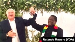 Tổng thống Zimbabwe Emmerson Mnangagwa (phải) và Tổng thống Belarus Alexander Lukashenko.