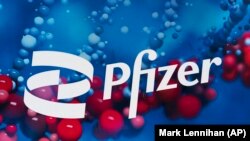 Biểu tượng của Pfizer tại trụ sở công ty ở New York.