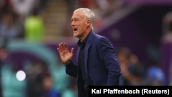 Pelatih Prancis Didier Deschamps saat menyaksikan tim asuhannya berlaga. (Foto: REUTERS/Kai Pfaffenbach)