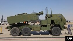 Hệ thống pháo phản lực M142 HIMARS của Mỹ được trưng bày ở Dubai tháng 11/2021 (ảnh tư liệu). 