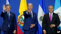 (De goch a dwat) Prezidan Ekwatè Guillermo Lasso, Prezidan Joe Biden, ak Prezidan Kolonbyen Ivan Duque pandan yon rankont sou migrasyon nan Somè Dèz Amerik la, Vandredi 10 Jyen ann Los Angeles. 