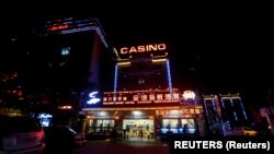 Nhiều người từ các nước lân cận được mời chào ngon ngọt vào làm cho các casino hoặc cơ sở kinh doanh khác ở Campuchia.