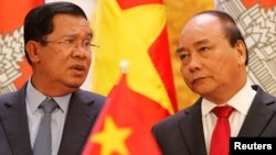 Ông Hun Sen (trái) trong cuộc gặp với Thủ tướng Việt Nam Nguyễn Xuân Phúc cuối năm 2016.