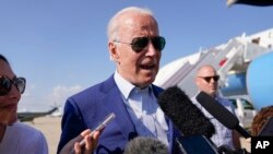 Prezidan Joe Biden pale ak lapres apre li desann Air Force One, avyon prezidansyel la, Mekredi 20 Jiye, 2022. 