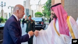 Nan foto sa a ke pale wayal Saoudyen an pibliye, Prens Saoudyen Mohammed bin Salman, a dwat, salye Prezidan Joe Biden, apre li rive nan pale Al-Salam nan nan vil Jeddah, Arabi Saoudit, Vandredi 15 Jiye, 2022. 