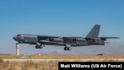 Máy bay B52H Stratofortress mang theo vũ khí phản ứng nhanh phóng từ máy bay (ARRW).