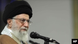 Lãnh tụ Tối cao của Iran Ayatollah Ali Khamenei gọi tổng thống Mỹ, tổng thống Pháp và thủ tướng Anh là những tên tội phạm trong một bài phát biểu, theo tài khoản Twitter của ông.