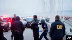 Cảnh sát Mỹ bắt giữ một người biểu tình trên Cầu qua vịnh San Francisco-Oakland, ngày 18/1/2016. 