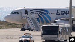 Xe buýt chở hành khách từ máy bay EgyptAir bị cướp sau khi máy bay này hạ cánh xuống sân bay Larnaca ở đảo Síp ngày 29/3/2016.