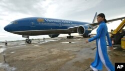 Nhân viên và máy bay của Hãng hàng không Vietnam Airlines