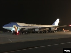 Chuyên cơ Air Force One của Tổng thống Obama đáp xuống sân bay quốc tế Nội Bài ở Hà Nội lúc 9:30 phút tối Chủ nhật (Ảnh: VOA/Thuc Pham).