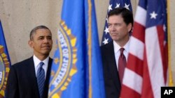 Tổng thống Barack Obama và ông James Comey tại trụ sở chính của FBI trong thủ đô Washington, 28/10/13