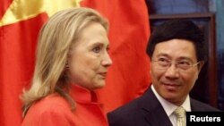 Ngoại trưởng Hoa Kỳ Hillary Clinton và Bộ trưởng Ngoại giao Việt Nam Phạm Bình Minh tại Hà Nội, ngày 10/7/2012