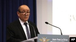 Bộ trưởng Quốc phòng Pháp Jean-Yves Le Drian nói chuyện tại một cuộc họp báo 