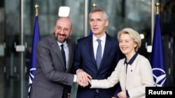 Chủ tịch Hội đồng Châu Âu Charles Michel, trái, Tổng thư ký NATO Jens Stoltenberg, giữa, và Chủ tịch Ủy ban châu Âu Ursula von der Leyen, phải, bắt tay sau lễ ký kết Tuyên ngôn chung thứ 3 hợp tác NATO-EU tại trụ sở NATO ở Brussels, ngày 10/1/2023.