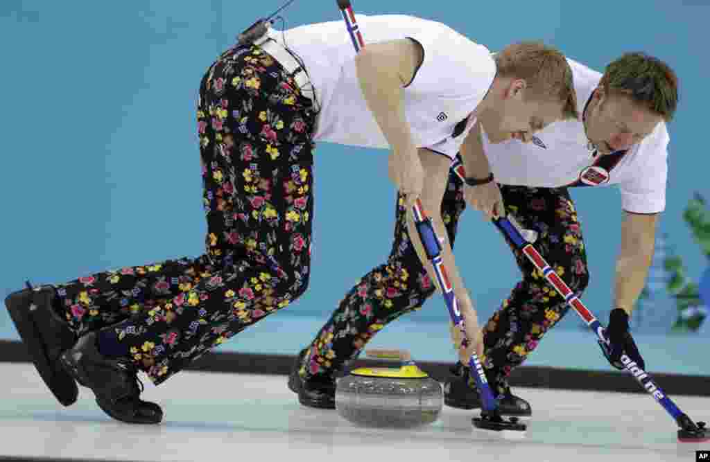 Hai vận động viên Haavard Vad Petersson và Torger Nergaard của Na Uy trong cuộc tranh tài bộ môn curling với đội Canada tại Thế vận hội Mùa Đông Sochi, ngày 14/2/2014.