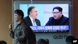 Một màn hình TV công cộng ở Seoul, Hàn Quốc chiều 18/4/2018 chiếu cảnh Giám đốc CIA Mike Pompeo của Mỹ họp với lãnh tụ Triều Tiên Kim Jong Un. 