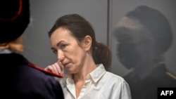 (FILES) Alsu Kurmasheva, a US-Russian journalist for Radio Free Europe/Radio Liberty (RFE/RL) who was arrested last year for failing to register as a "foreign agent", attends a hearing on the extention of her pre-trial detention, at the Sovetski court in 