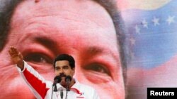 Phó Tổng Thống Venezuela Nicolas Maduro phát biểu trước hình ảnh của Tổng thống Hugo Chavez.