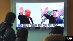 Người dân xem tin truyền hình tại một nhà ga ở Seoul có hình của Tổng thống Mỹ Donald Trump và lãnh tụ Triều Tiên Kim Jong Un. (ảnh ngày 9/3/2018)