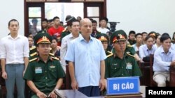 Cựu thượng tá Đinh Ngọc Hệ, hay 'Út trọc', nghe bản cáo trạng tuyên tại một phiên tòa cùa Quân khu 7 ở Hà Nội hôm 31/7.