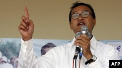 Ông Sam Rainsy (hình trên) bị kết án 2 năm tù giam vì tội phỉ báng Ngoại trưởng Hor Namhong