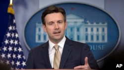 Phát ngôn viên Toà Bạch Ốc Josh Earnest nói FBI tiếp tục điều tra vụ xâm phạm an ninh, và có rất nhiều việc cần phải làm để xác định những người chịu trách nhiệm