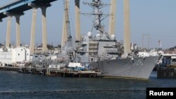 Tư liệu: Tàu khu trục có tên lửa dẫn đường USS Wayne E. Meyer tại cảng San Diego, California, ngày 12/4/2015. REUTERS/Louis Nastro/File Photo 