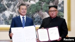 Tổng thống Hàn Quốc Moon Jae-in và Lãnh tụ Triều Tiên Kim Jong Un ký tuyên bố chung, Bình Nhưỡng, 19/9/2018. 