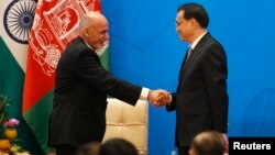 Tổng thống Afghanisan Ashraf Ghani (trái) và Thủ tướng Trung Quốc Lý Khắc Cường tại buổi lễ khai mạc Hội nghị Tiến trình Istanbul về Afghanistan tại Nhà khách Điếu Ngư Đài ở Bắc Kinh, 31/10/14