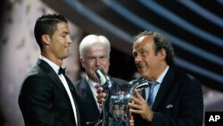 Chủ tịch UEFA Michel Platini trao cúp cầu thủ xuất sắc nhất Âu châu cho Cristiano Ronaldo (trái), ngày 28/8/2014. 