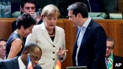 Thủ tướng Hy Lạp Alexis Tsipras nói chuyện với Thủ tướng Đức Angela Merkel trong một cuộc họp ở Brussels, 10/6/2015.