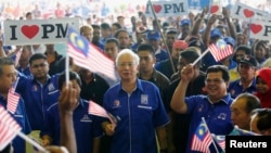 Thủ tướng Malaysia Najib Razak vẫy cờ chung với các ủng hộ viên trong chiến dịch vận động bầu cử ở ngoại ô Kuala Lumpur, ngày 28/4/2013.