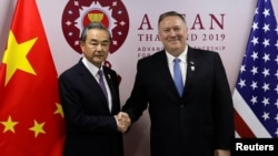 Ngoại trưởng Mỹ Mike Pompeo bắt tay Ngoại trưởng Trung Quốc Vương Nghị tại Hội nghị các Bộ trưởng Ngoại giao ASEAN ở Bangkok, Thái Lan, ngày 1/8/2019.