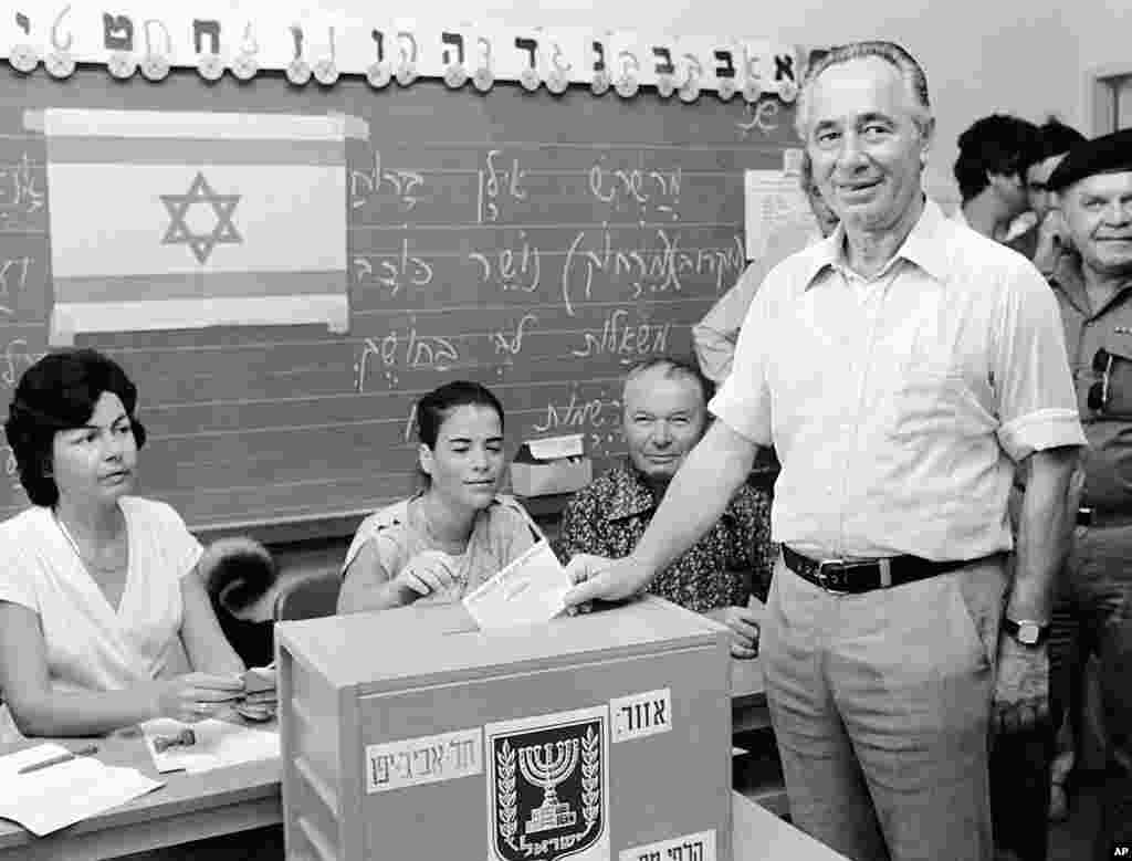 Lãnh đạo Đảng Lao động Shimon Peres bỏ phiếu cho cuộc bầu cử quốc gia Israel tại Ramat Aviv, 30/6/1981.