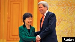 Tổng thống Nam Triều Tiên Park Geun-Hye (trái) và Ngoại trưởng Hoa Kỳ John Kerry 