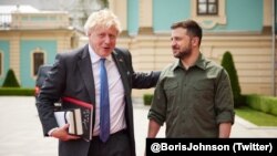 Thủ tướng Anh Boris Johnson bất ngờ đến thăm Kyiv ngày thứ Sáu và đưa ra lời đề nghị huấn luyện các lực lượng Ukraine.