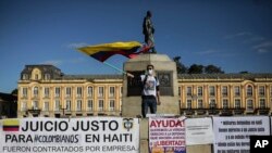 Fanmi Kolonbyen ki femen nan prizon ann Ayiti poutet yo te swadizan patisipe nan asasina Prezidan Jovenel Moise sa gen yon lane, pran lari pou manifeste nan Bogota, Kolonbi, Jedi 7 Jiye, 2022. 