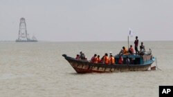 Dân chúng địa phương trên tàu đánh cá và tàu cao tốc tìm cách tới nơi chiếc phà lâm nạn nhưng phải quay vào bờ vì sóng lớn.