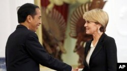 Tổng thống Indonesia Joko Widodo bắt tay với Bộ trưởng Bộ Ngoại giao Úc Julie Bishop trong một cuộc hội đàm tại Cung điện Merdeka, Jakarta, Indonesia, ngày 28 tháng 10 năm 2016. 