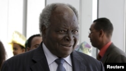 Tổng thống Kenya Mwai Kibaki năm ngoái đã phủ quyết một khoảng tiền thưởng tương tự cho các nhà lập pháp, với lý do việc này vi hiến và đất nước không thể gánh chịu nỗi trong hiện trạng kinh tế 