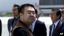 Người đàn ông được cho là Kim Jong Nam khi từ sân bay Narita, Nhật Bản, đáp máy bay đi Bắc Kinh, tháng 5, 2001.