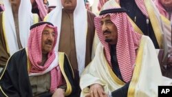 Tân Quốc vương Salman, phải, nói chuyện với Tiểu vương Kuwait Sheikh Sabah Al-Ahmad Al-Jaber Al-Sabah trong tang lễ của Vua Abdullah ở Riyadh, 23/1/2015.