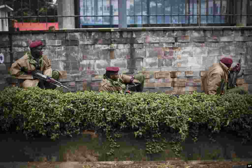 Lực lượng an ninh Kenya sau bức tường bên ngoài khu thương xá Westgate.