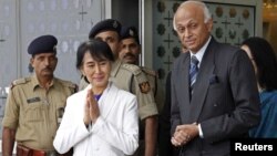 Lãnh đạo đối lập Miến Điện Aung San Suu Kyi được Ngoại trưởng Ấn Độ Ranjan Mathai chào đón tại sân bay quốc tế Indira Gandhi, ở New Delhi, ngày 13/11/2012.