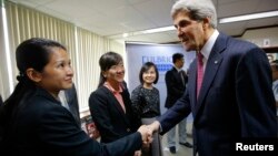 Ngoại trưởng Mỹ John Kerry chúc mừng các sinh viên tốt nghiệp Chương trình Giảng dạy Kinh tế Fulbright (FETP) ở TP.HCM ngày 14/12/2013. Ngoại trưởng Kerry và Bí thư Đinh La Thăng đã chính thức tuyên bố thành lập Đại học Fulbright Việt Nam trong khuôn khổ chuyến thăm Việt Nam của Tổng thống Barack Obama.