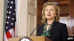 Ngoại Trưởng Clinton nói cái chết của bin Laden đến giữa biến động chính trị ở Trung Đông và Bắc Phi, qua đó những người biểu tình đòi dân chủ bác bỏ đường lối cực đoan và tìm kiếm tiến bộ ôn hòa dựa trên những quyền phổ quát.